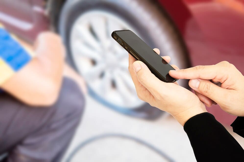 Mobil Oto Servis Teknisyeni Çalışırken
